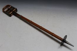 A VINTAGE BAMBOO AND BERGERE SHOOTING STICK, L 90 cm