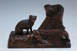 A BLACK FOREST STYLE TABLE VESTA IN THE FORM OF A CAT BY A TREE STUMP, W 12 cm