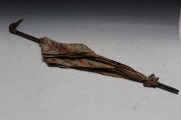 A NOVELTY BAMBOO PARASOL WITH CARVED BIRD HANDLE, L 91.5 cm