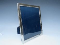 A 20TH CENTURY SHEFFIELD HALLMARKED SILVER EASEL BACK PHOTO FRAME, rebate 25 x 20.5 cm