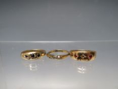A VINTAGE 15 CT GOLD GEMSET RING, ring size P, approx 1.97 g, together with two 9ct gold rings -