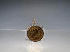 AN EDWARD VII 1908 HALF SOVEREIGN, in a 9ct gold brooch mount, approximate weight 7.26 g