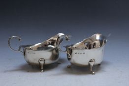 A PAIR OF HALLMARKED SILVER SAUCE BOATS BY AIDE BROTHERS - BIRMINGHAM 1936, approx combined weight