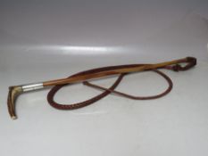 AN EARLY 20TH CENTURY HORN HANDLED SILVER COLLARED LADIES HUNTING / RIDING CROP, the silver collar