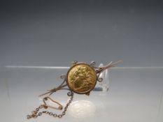 A GEORGE V 1914 HALF SOVEREIGN, in a hallmarked 9ct gold pendant mount, approximate weight 4.7 g