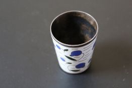 A RUSSIAN STYLE ENAMEL VODKA CUP, possibly silver, stamp to base, H 5 cm