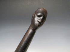 AN AFRICAN TRIBAL STICK WITH FACIAL KNOP, twist cane, L 92 cm