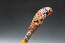 A WALKING CANE WITH A CARVED POMMEL IN THE FORM OF A PARROT, L 97 cm