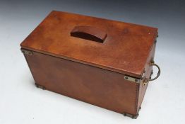 A TWIN HANDLED LEATHER HUMIDOR BOX, W 32.5 cm