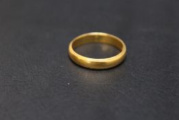 A HALLMARKED 22 CARAT GOLD BAND, approx weight 4.6g, ring size R