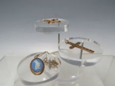 A HALLMARKED 9CT GOLD WEDGWOOD PENDANT, suspended from an unmarked yellow metal chain, together with