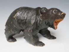 A VINTAGE BLACK FOREST CARVING OF A BEAR, H 16 cm, L 24 cm