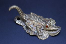 A GILT METAL NOVELTY TABLE CLIP IN THE FORM OF A CROCODILE, W 12.5 cm