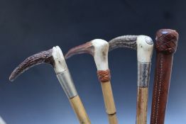 A SELECTION OF FOUR VINTAGE RIDING CROPS, to include a Swayne and Adeney example, longest 67 cm