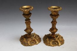 A PAIR OF GILT METAL ORMOLU STYLE CANDLESTICKS, H 17 cm