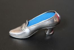 AN AMERICAN STERLING SILVER NOVELTY PIN CUSHION IN THE FORM OF A SHOE, W 8.5 cm