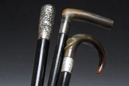 THREE VINTAGE WALKING CANES TO INCLUDE A WHITE METAL TOPPED CONTINENTAL EXAMPLE, L 89 cm