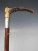 A VINTAGE SILVER COLLARED RIDING CROP WITH BONE / HORN HANDLE, L 76 cm