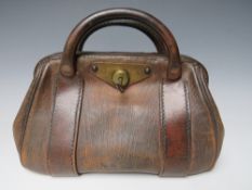 A SMALL 19TH CENTURY GLADSTONE BAG, with inscription H. Tarven No 2, with key, W 30 cm, H 24 cm (inc