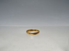 A HALLMARKED 22CT GOLD WEDDING BAND, ring size O / O ½, approximately 1.87 g