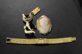 A HALLMARKED SILVER CAMEO BROOCH TOGETHER WITH A MODERN CAT BROOCH AND A LADIES AVIA WRISTWATCH