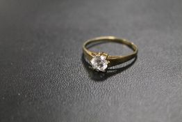 A HALLMARKED 9CT GOLD SOLITAIRE DRESS RING - APPROX WEIGHT 1.3 G
