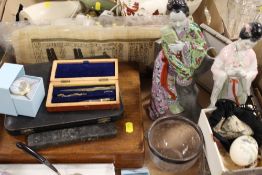 A TRAY OF ASSORTED CERAMICS TO INCLUDE ORIENTAL FIGURES