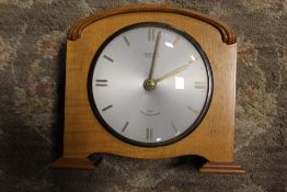 A VINTAGE SMITHS 8 DAY MANTLE CLOCK