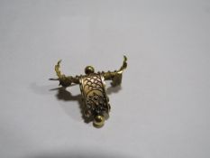 AN ANTIQUE 15CT GOLD BROOCH FRAME, WITH BASE METAL PIN, APPROX WEIGHT 4.79 G