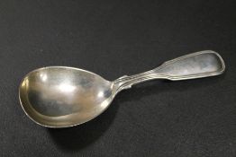 A HALLMARKED SILVER EARLY VICTORIAN FIDDLE AND THREAD CADDY SPOON - MAKERS MARK HH