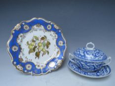 AN EARLY 19TH CENTURY COALPORT BOWL, COVER AND STAND IN BLUE DRAGON PATTERN, together with a