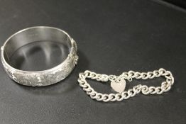 A HALLMARKED SILVER ENGRAVED HINGED BANGLE TOGETHER WITH A SILVER GATE BRACELET (2)