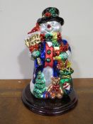 A THOMAS PACCONI EXCLUSIVE COLLECTION GLASS BLOWN SNOWMAN ORNAMENT ON WOODEN BASE, H 26 CM, IN