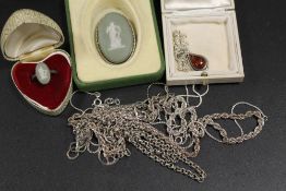 A SMALL COLLECTION OF ASSORTED JEWELLERY TO INCLUDE WEDGWOOD GREEN JASPERWARE, CHAINS ETC