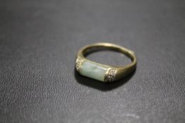 AN UNMARKED YELLOW METAL JADE RING STAMPED DIA