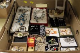 A TRAY OF ASSORTED COSTUME JEWELLERY TO INC NECKLACES, WATCHES, LOOSE CAMEOS ETC