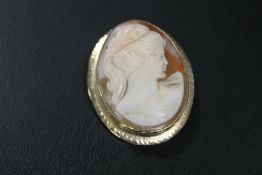 A HALLMARKED 9CT GOLD CAMEO BROOCH