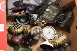 A TRAY OF ORNAMENTS ETC TO INCLUDE CLOCKS, WOODPECKER DOOR KNOCKER ETC