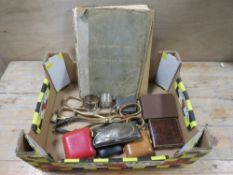 A TRAY OF SUNDRIES TO INCLUDE A METAL PURSE TRAVEL CLOCK ETC
