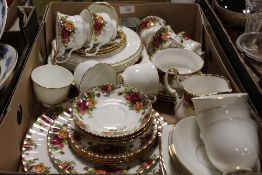 A TRAY OF ASSORTED CERAMICS TO INCLUDE A SELECTION OF ROYAL ALBERT OLD COUNTRY ROSES