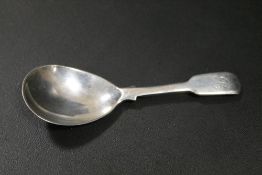 A HALLMARKED SILVER GEORGIAN CADDY SPOON - MAKERS MARK INDISTINCT