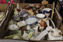 A TRAY OF ASSORTED CERAMICS TO INCLUDE MINIATURE WEDGWOOD WILD STRAWBERRY TEAPOT, MASON'S ETC
