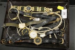 A TRAY OF ASSORTED MODERN & VINTAGE WRISTWATCHES ETC