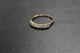 A HALLMARKED 9CT GOLD SEVEN STONE DRESS RING - APPROX WEIGHT 1.3 G