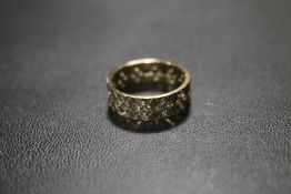 A HALLMARKED 9CT GOLD BAND - APPROX WEIGHT 2.9 G
