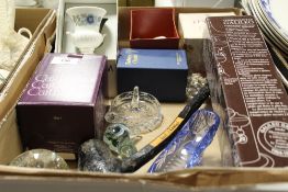 A TRAY OF ASSORTED CHINA AND GLASS TO INCLUDE WEDGWOOD AND TUTBURY