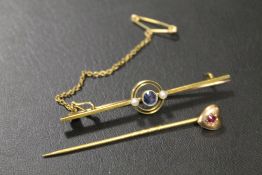 A 15CT SAPPHIRE AND SEED PEARL BROOCH WITH SAFETY CHAIN - APPROX WEIGHT 4G TOGETHER TIH A YELLOW