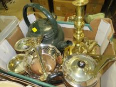 A SMALL TRAY OF METALWARE TO INCLUDE A GREEN ENAMEL KETTLE