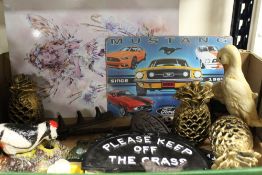 A TRAY OF NOVELTY ITEMS TO INCLUDE METAL SIGNS, METALWARE ETC