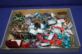 A TRAY OF ASSORTED COSTUME JEWELLERY